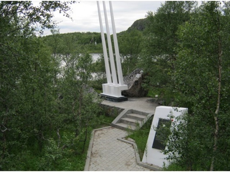 Братская могила напротив мемориала воинам «Полярной дивизии»